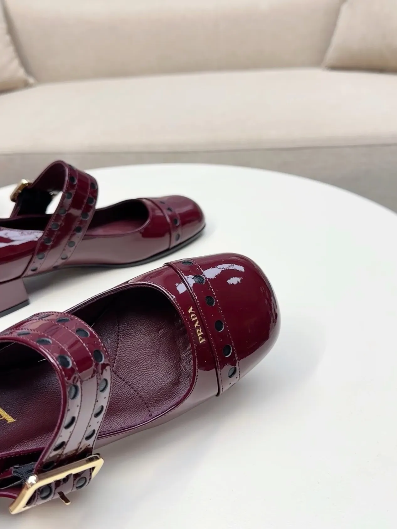 👟👟Ex-factory price 600👟👟🛒…………PRADA 2025 series loafers! At first glance, it looks both classic and versatile! No need to worry about the texture and feel of your feet! 🕳️🕳️🕳️ ____________________✍️ The simple combination is very eye-catching and atmospheric. I sincerely recommend you to buy it! Extremely versatile! Its square toe design is suitable for all kinds of female foot shapes and can be easily controlled. It is comfortable on the foot and does not squeeze the foot. The soul of the whole pair of shoes is the bias-cut design! The craftsmanship of this shoe upper is not easy to make. It seems to be quite simple, but it is much more expensive than making boots and has a high scrapability! ●━━━━━━───── Upper: imported soft cow patent leather ●━━━━━━───── Lining: silk lambskin, fine and firm leather, very soft and breathable ●━━━━━━───── Outsole: Imported Italian genuine leather outsole ➕Forefoot injection molding, high-grade and non-slip ●━━━━━━───── Heel height: 4.5cm ●━━━━━━───── Warm reminder: This shoe is an authentic sole series and you must pay attention to precautions when trying it on. Returns and exchanges are not supported if there are marks on the outsole. You can change the size and style within 15 days. Unconditional returns are not supported. Thank you for your support🙏🙏Happy cooperation.
